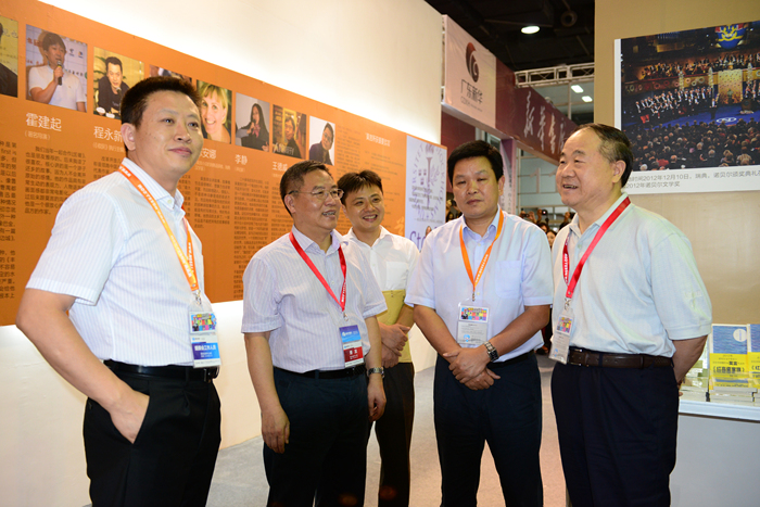 著名作家莫言出席2013南國書香節(jié) 參觀廣東新華館莫言主題展專區(qū)