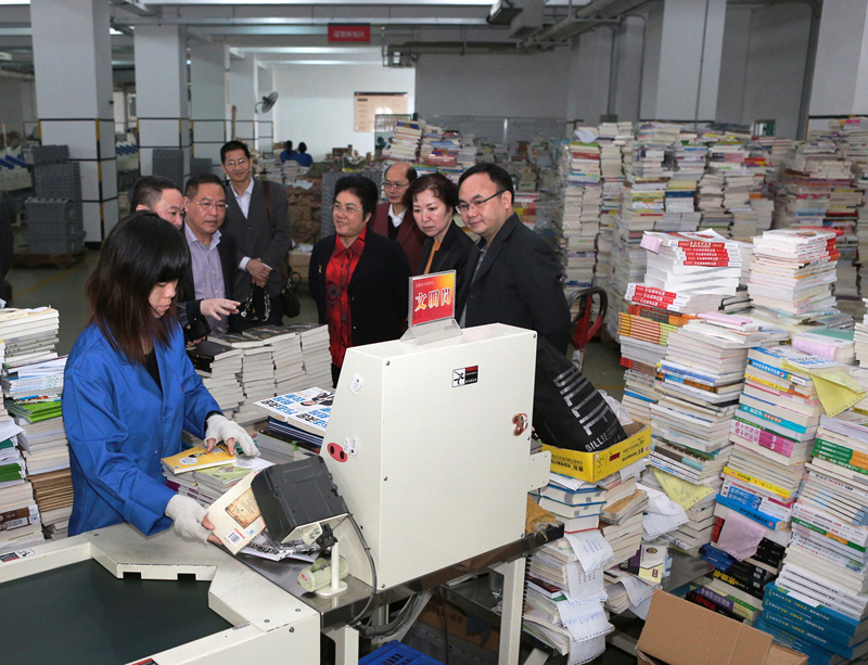 省新聞出版廣電局局長黃小玲一行到集團公司調(diào)研