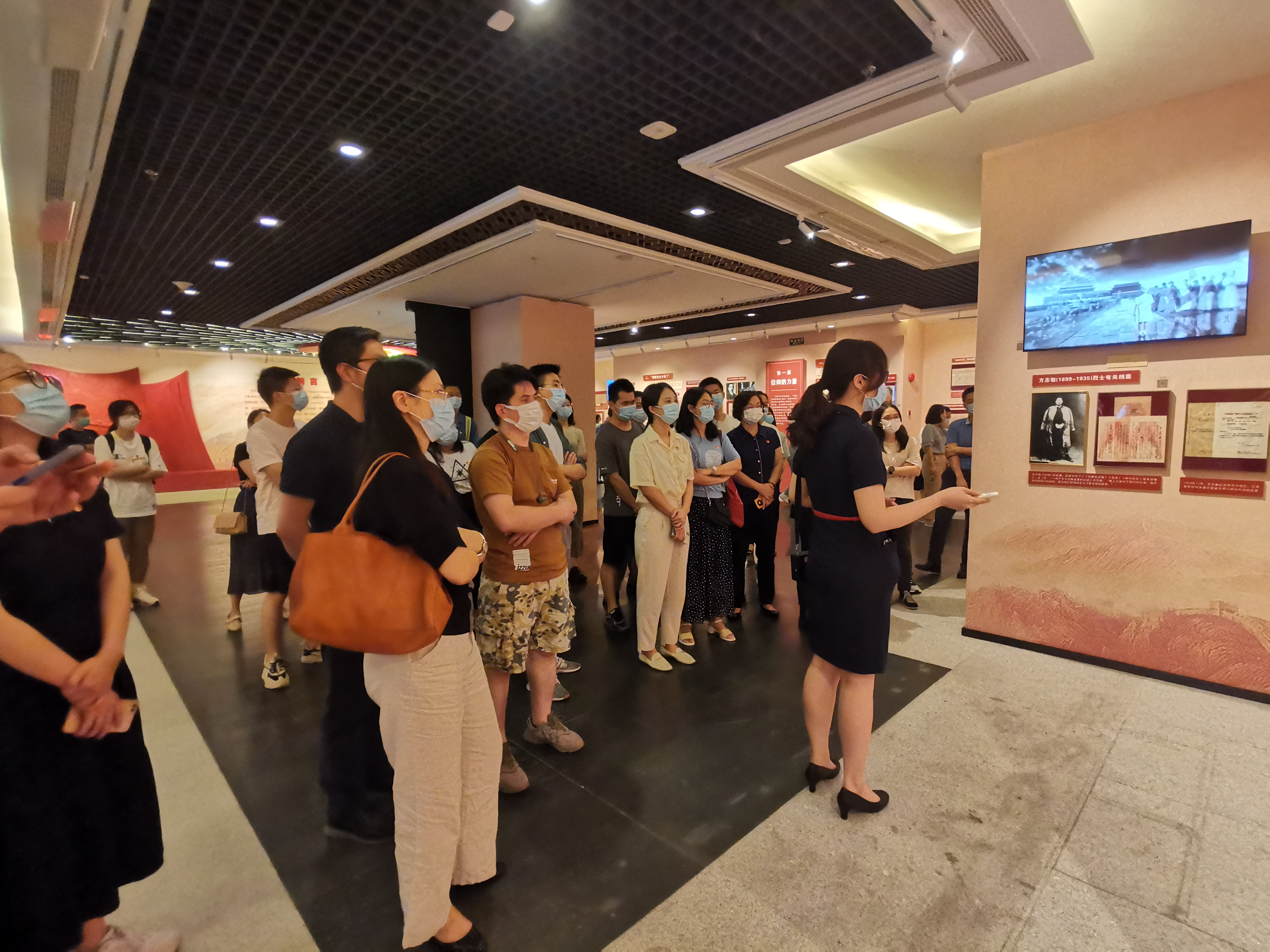 集團本部在職黨員參觀“百年恰是風(fēng)華正茂”  主題檔案文獻展