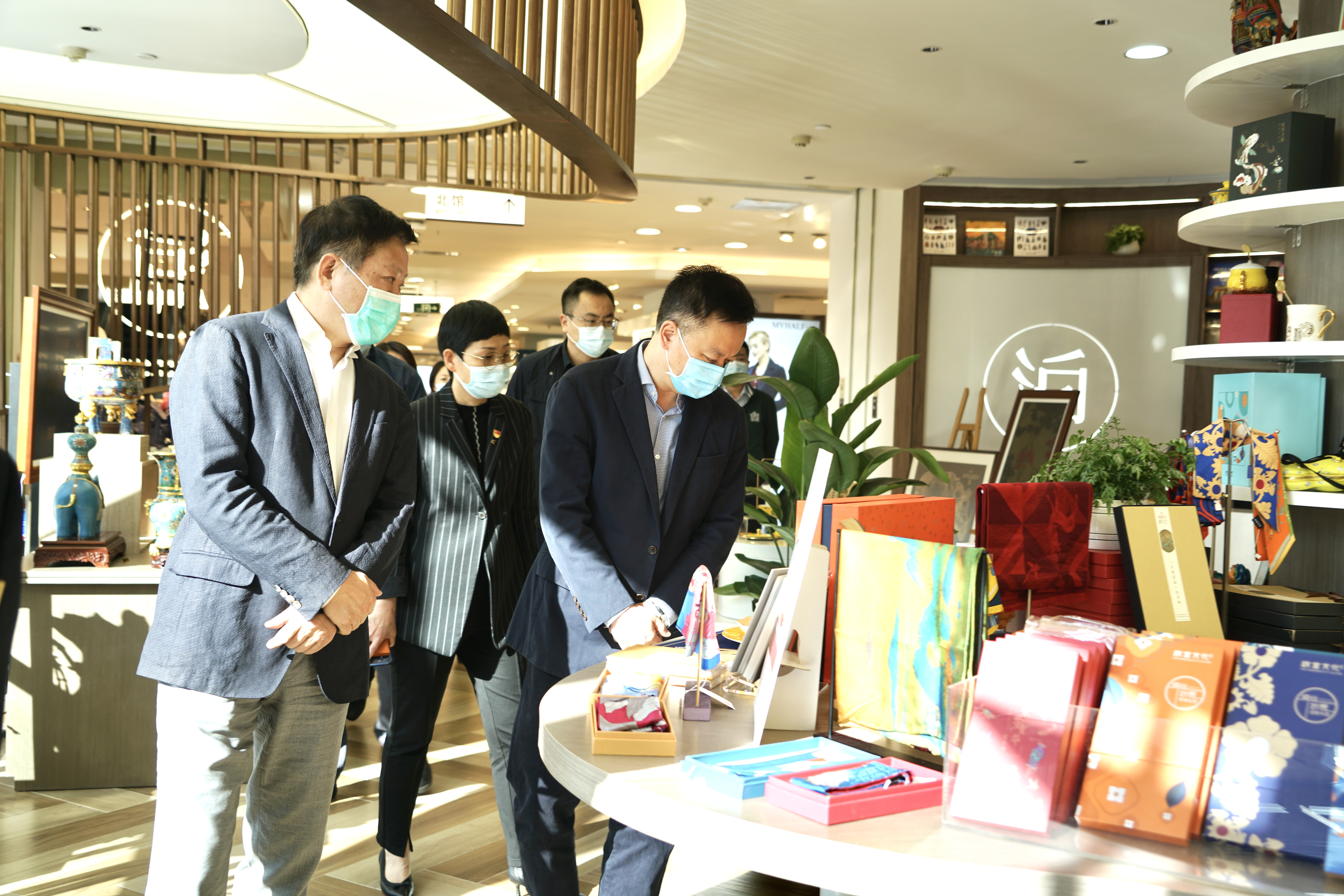 譚君鐵到友誼商店“泊”國潮文創(chuàng)店和“吾悅·青年之家”文化空間考察調(diào)研