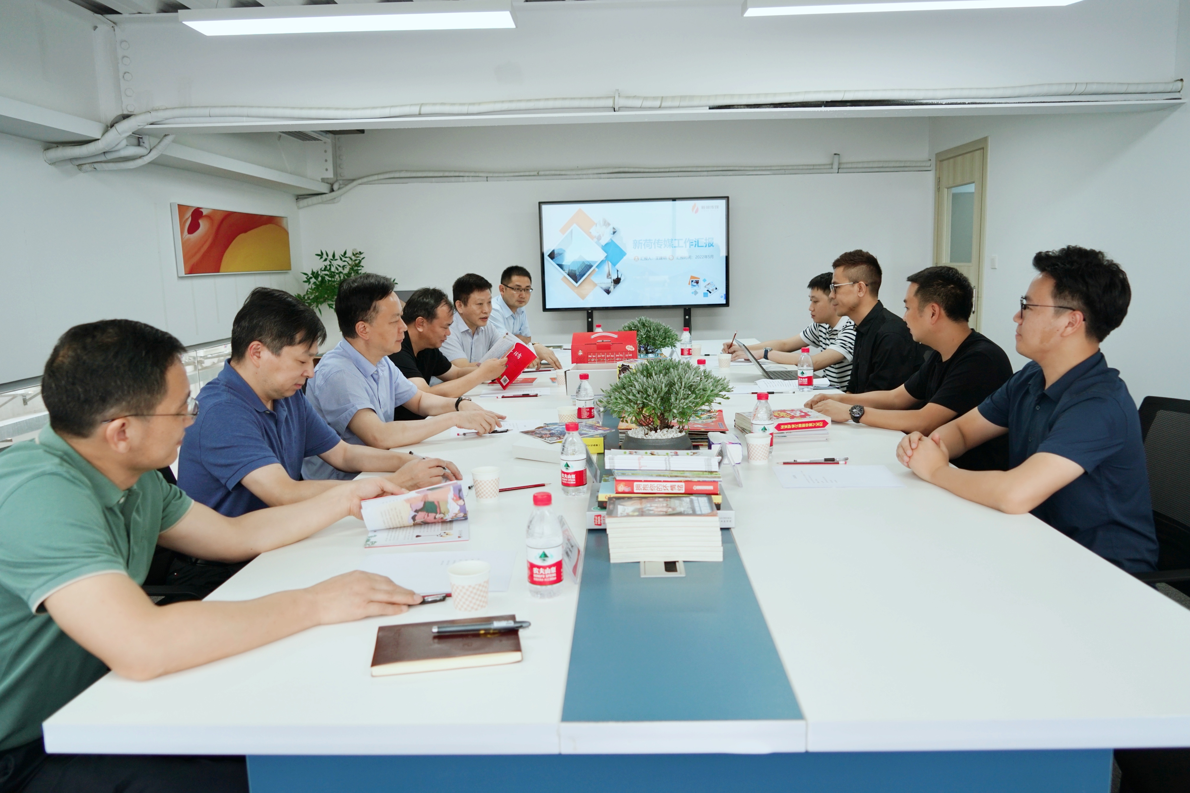 譚君鐵調(diào)研創(chuàng)新業(yè)態(tài)合作項目