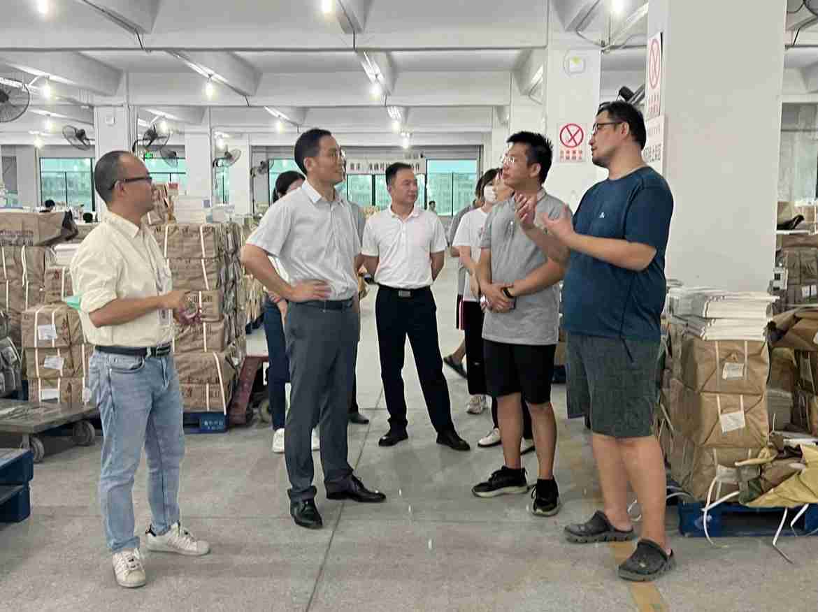 何寶賢到物流分公司調(diào)研指導(dǎo)秋季教材配送工作