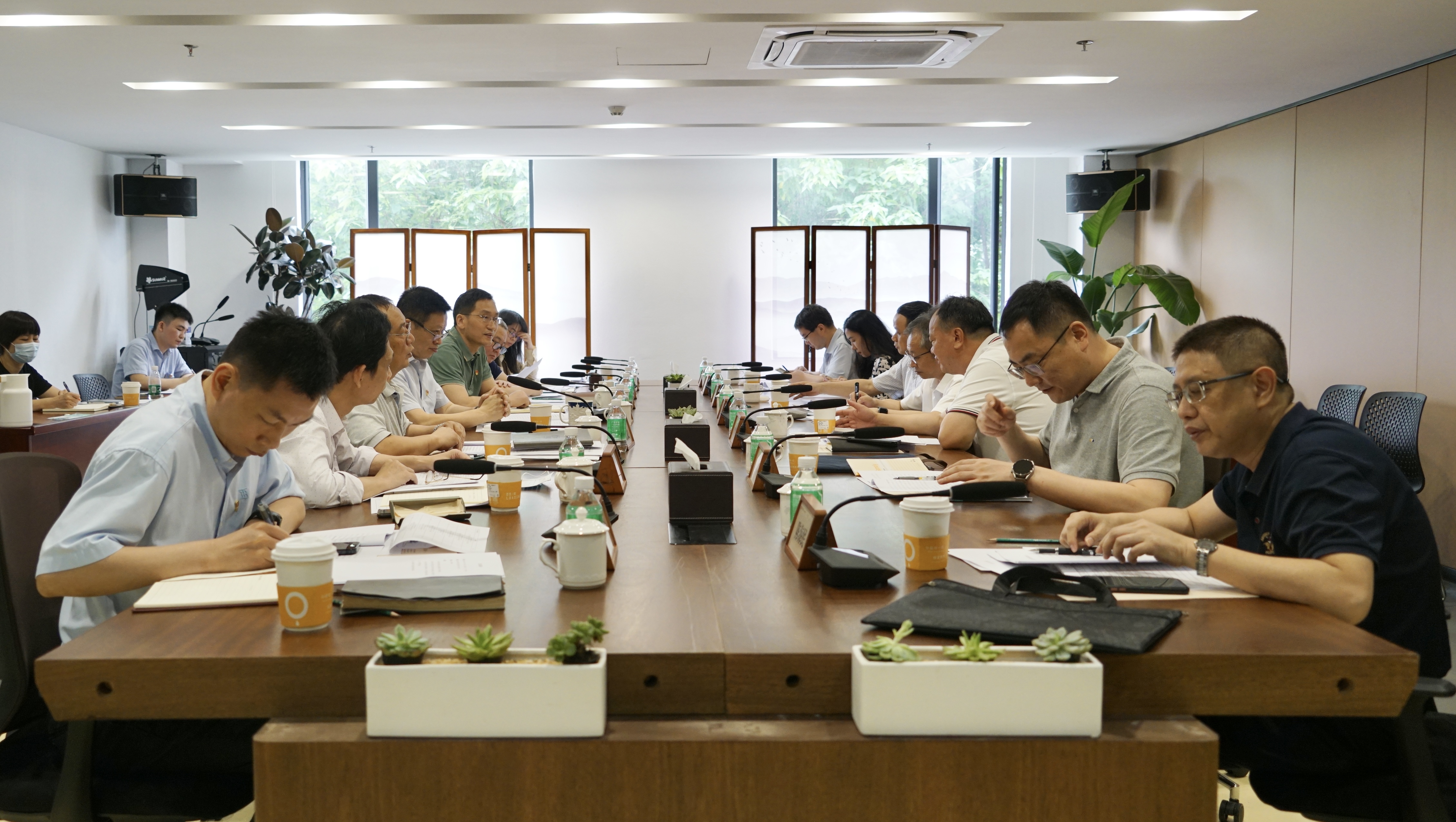 陳啟堅(jiān)、葉河到新華發(fā)行集團(tuán)調(diào)研