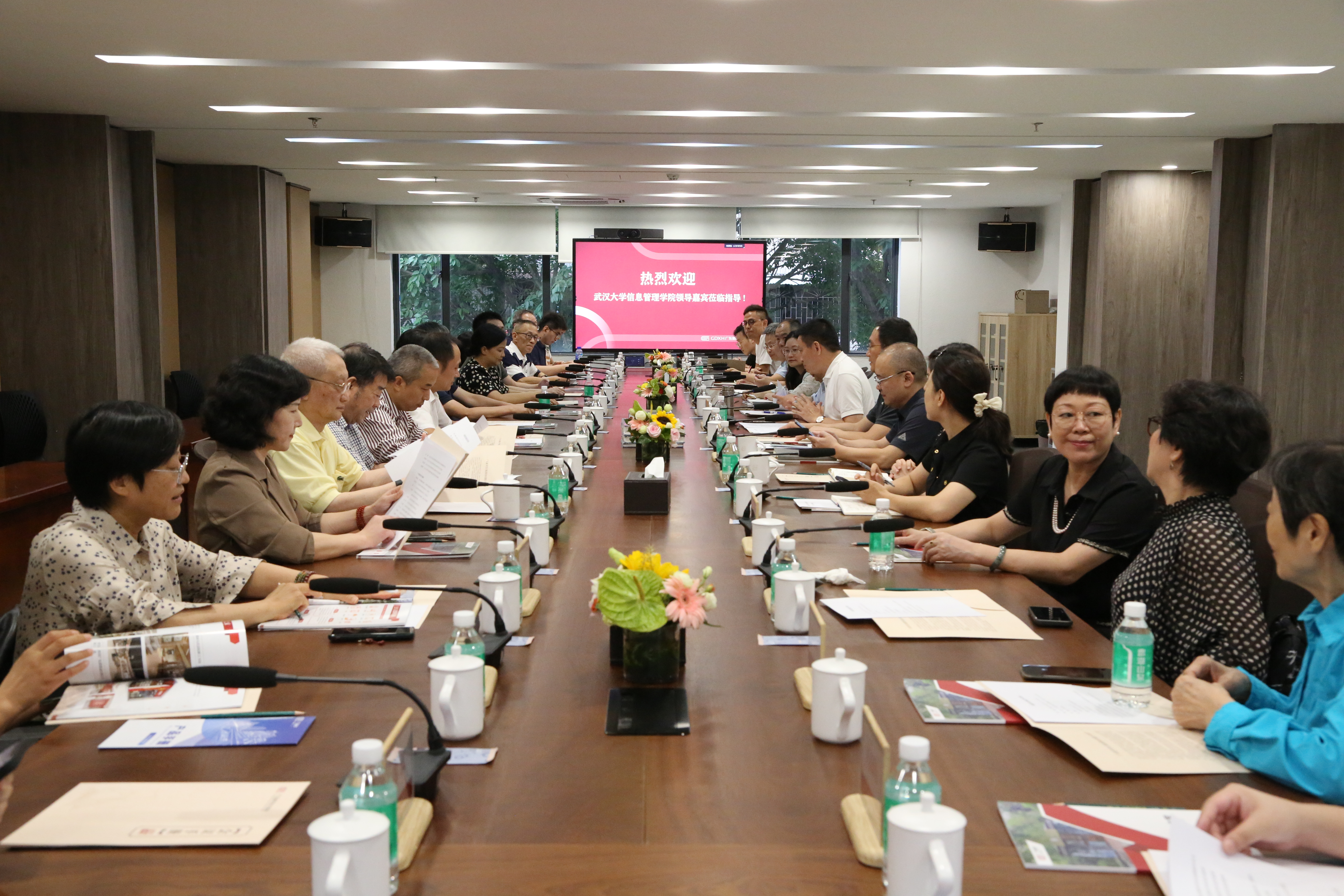 武漢大學信息管理學院院長陸偉一行 到新華發(fā)行集團調研
