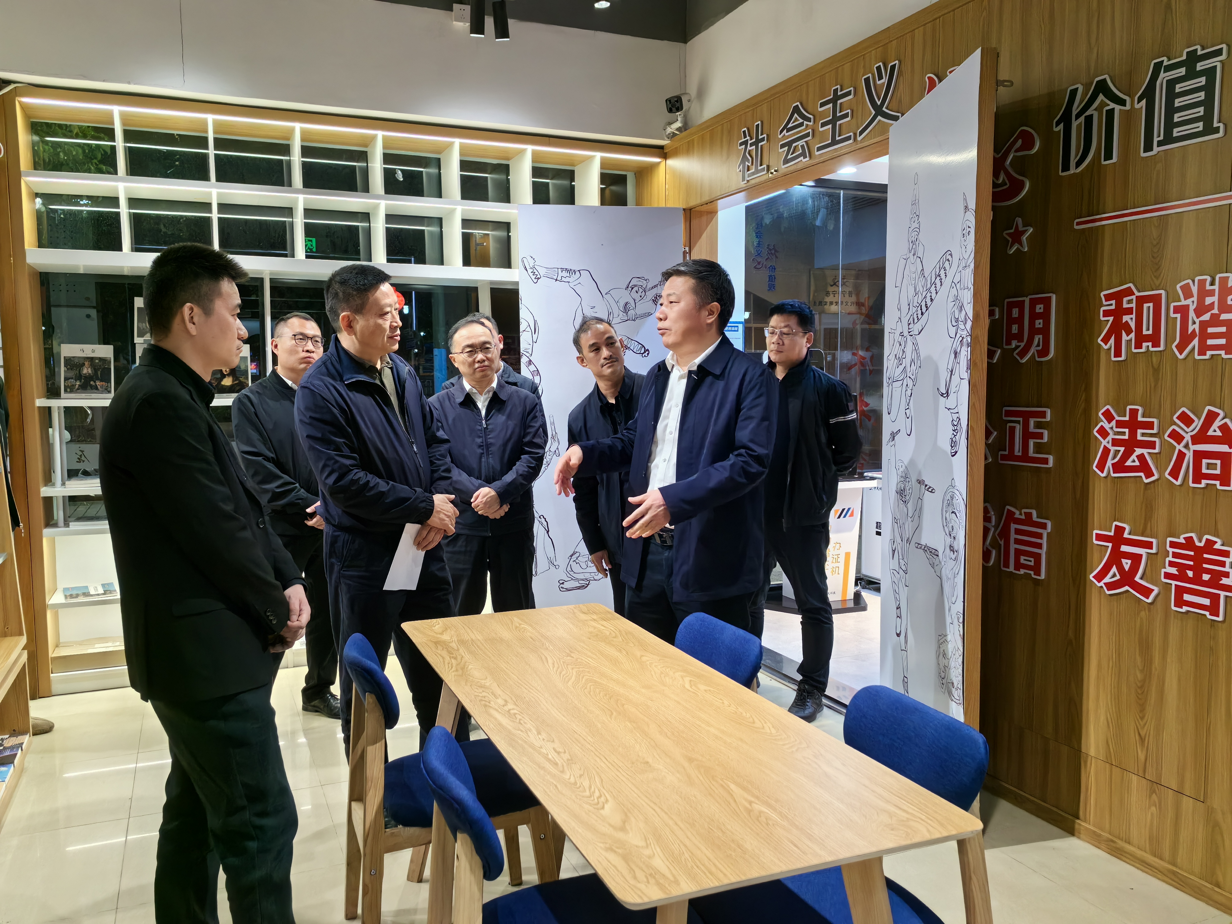 省委宣傳部常務(wù)副部長(zhǎng)崔朝陽(yáng)到普寧新華書店調(diào)研