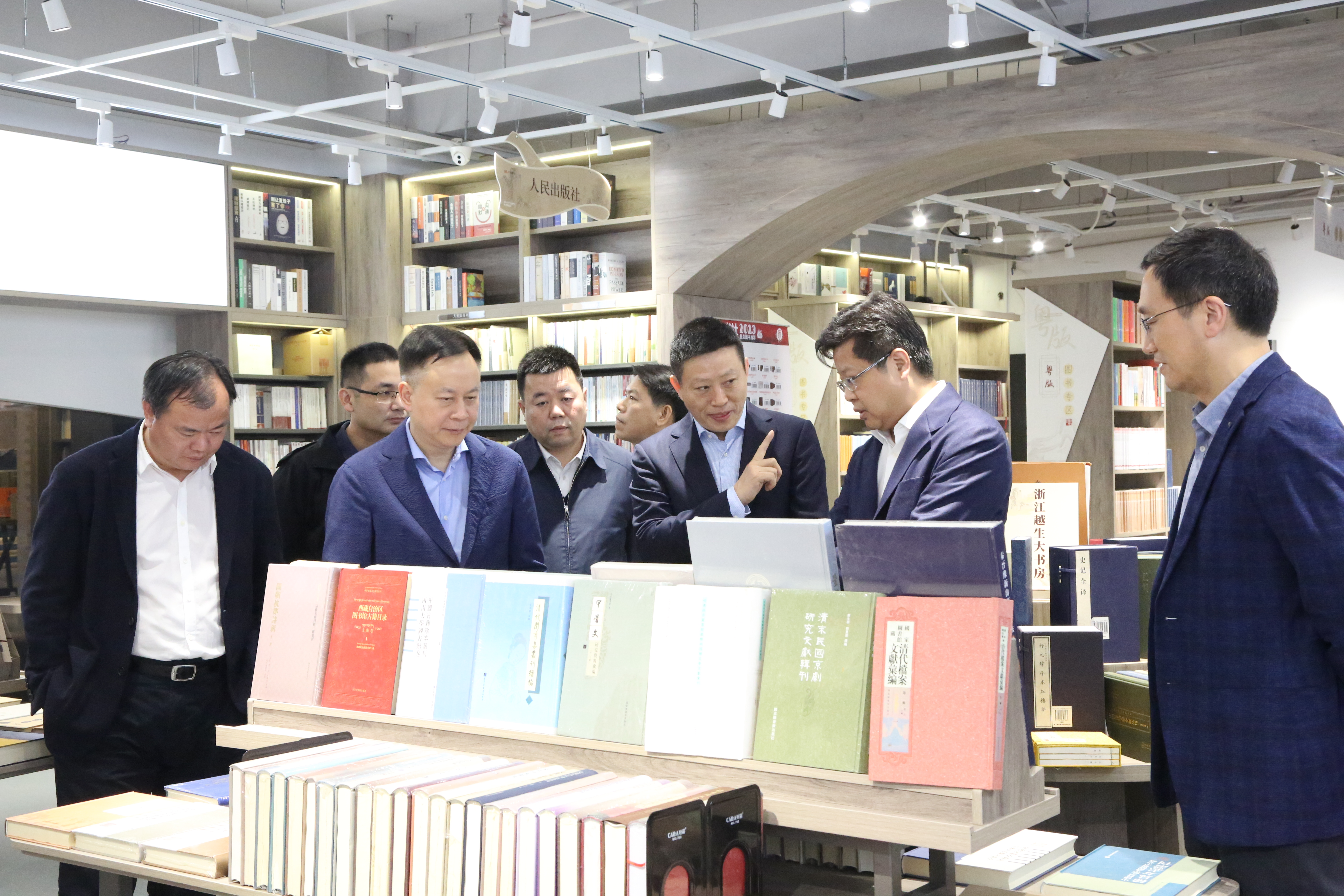 倪謙率隊(duì)到新華發(fā)行集團(tuán)調(diào)研