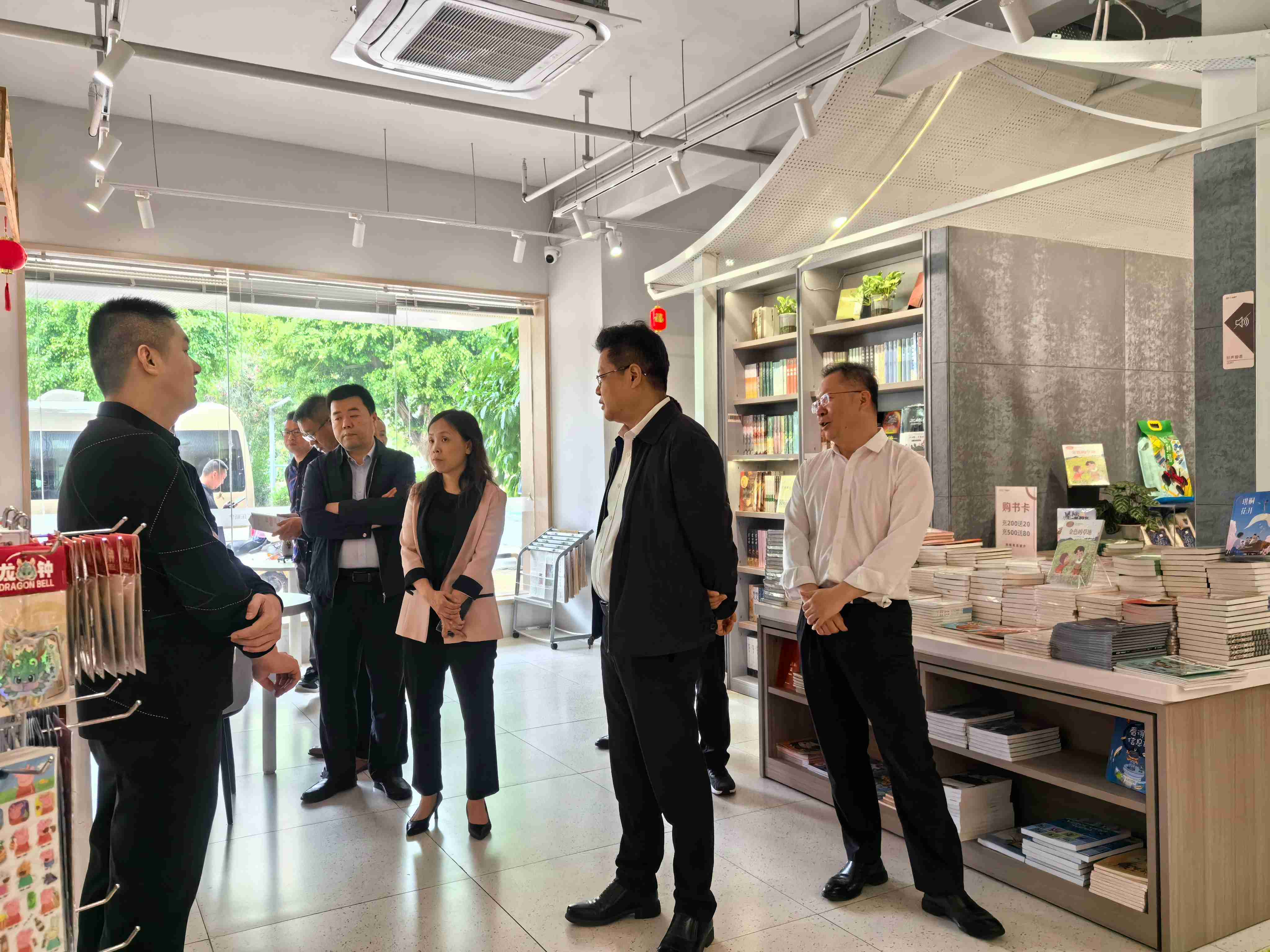 倪謙率隊(duì)到澄海新華書店調(diào)研