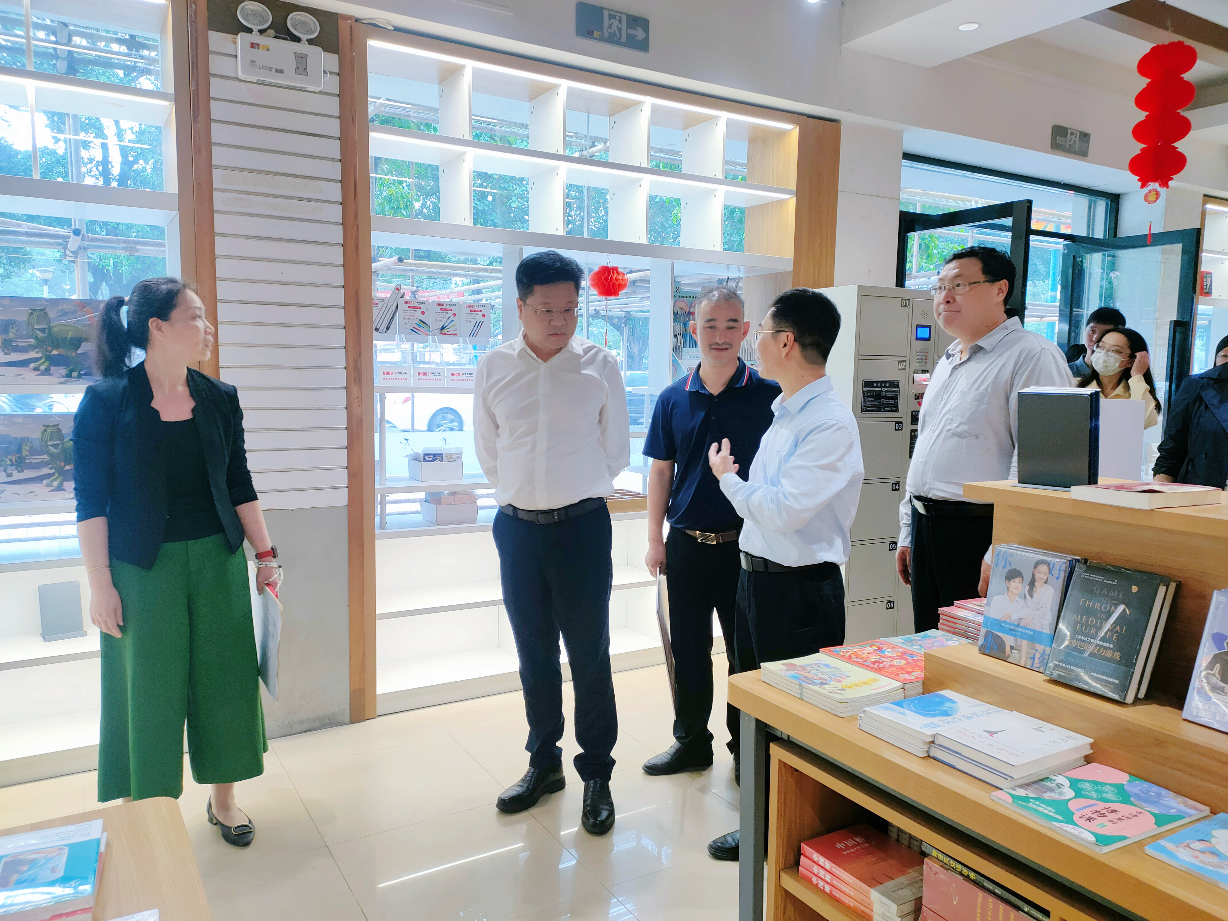 倪謙率隊(duì)到普寧新華書店調(diào)研