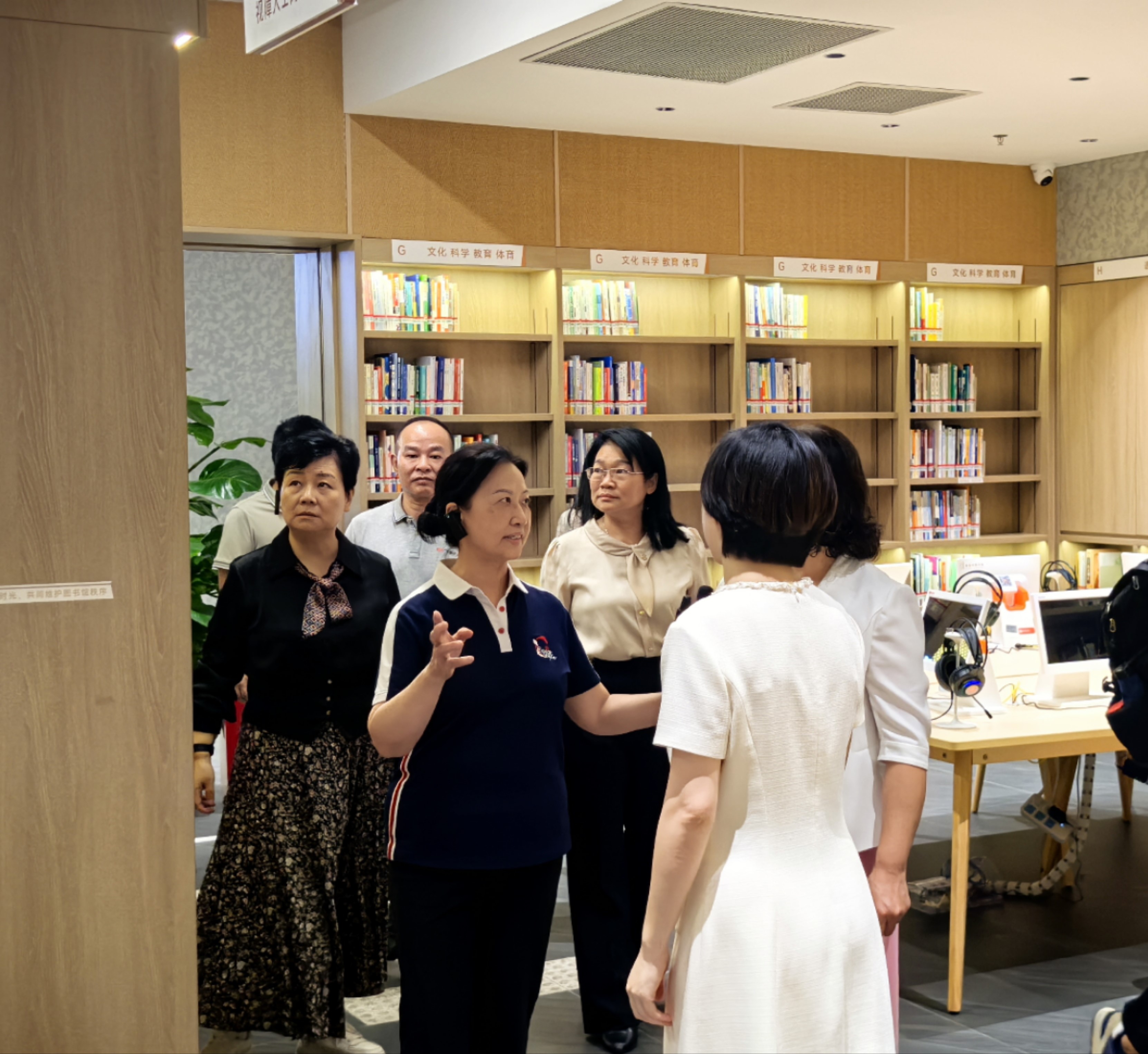 省人大常委會副主任譚玲一行到信宜新華書店調(diào)研