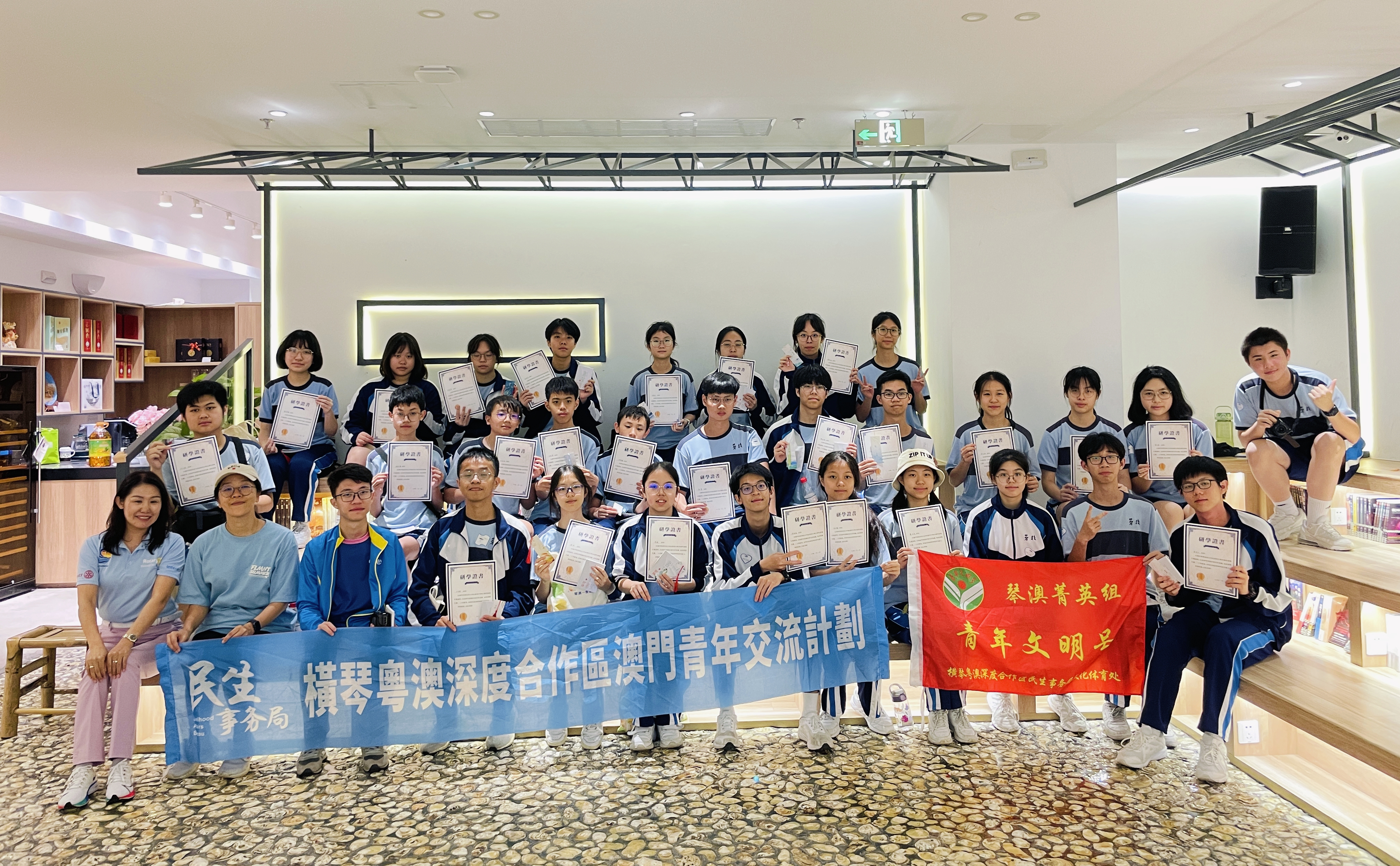 珠海新華書店推動(dòng)粵澳兩地出版閱讀交流互動(dòng)—— 書暖濠江幾十載 粵澳情牽一水間