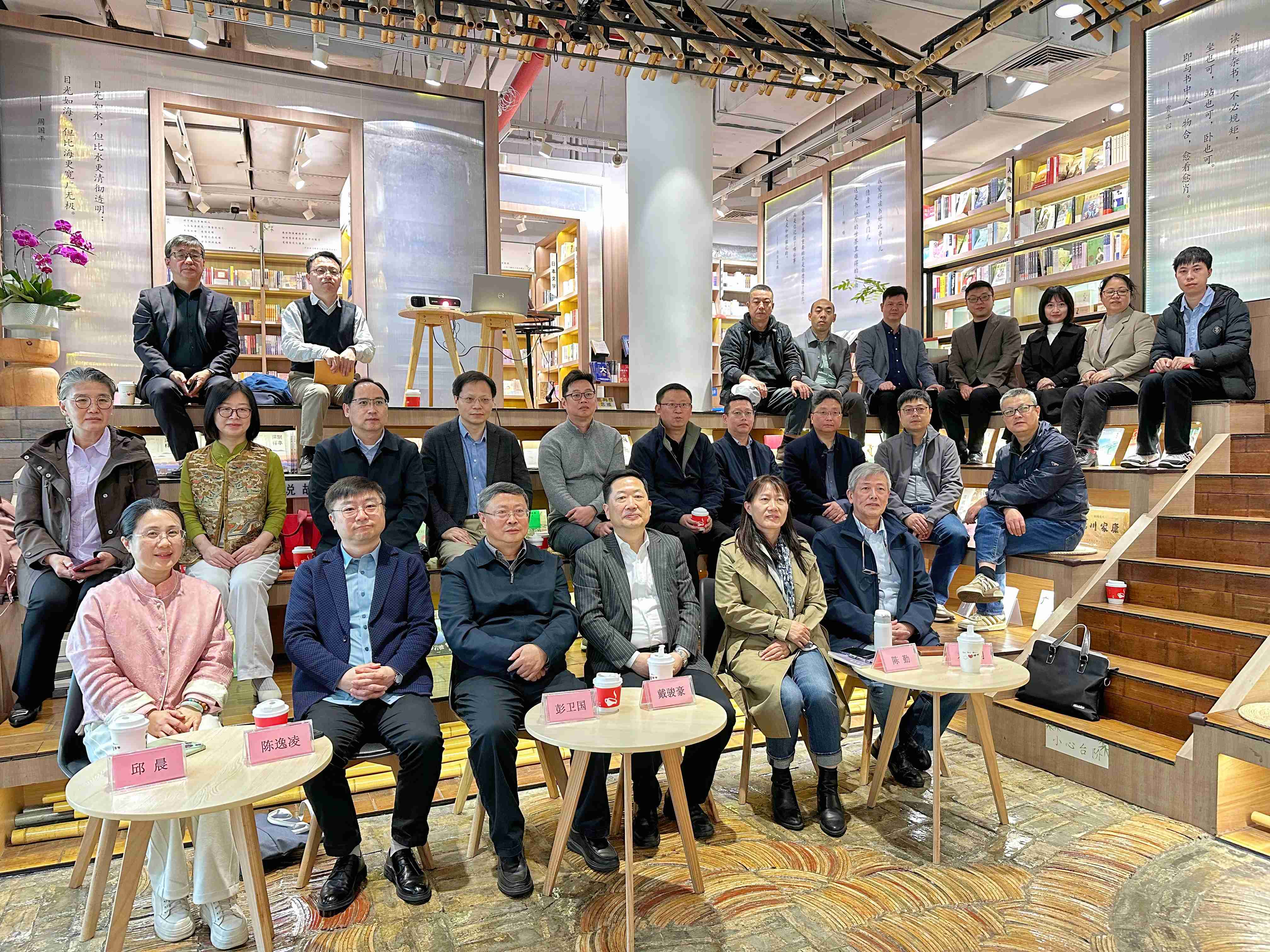 社店聯(lián)動 共謀行業(yè)發(fā)展新路徑——上海出版社經(jīng)營管理協(xié)會到珠海新華書店考察交流