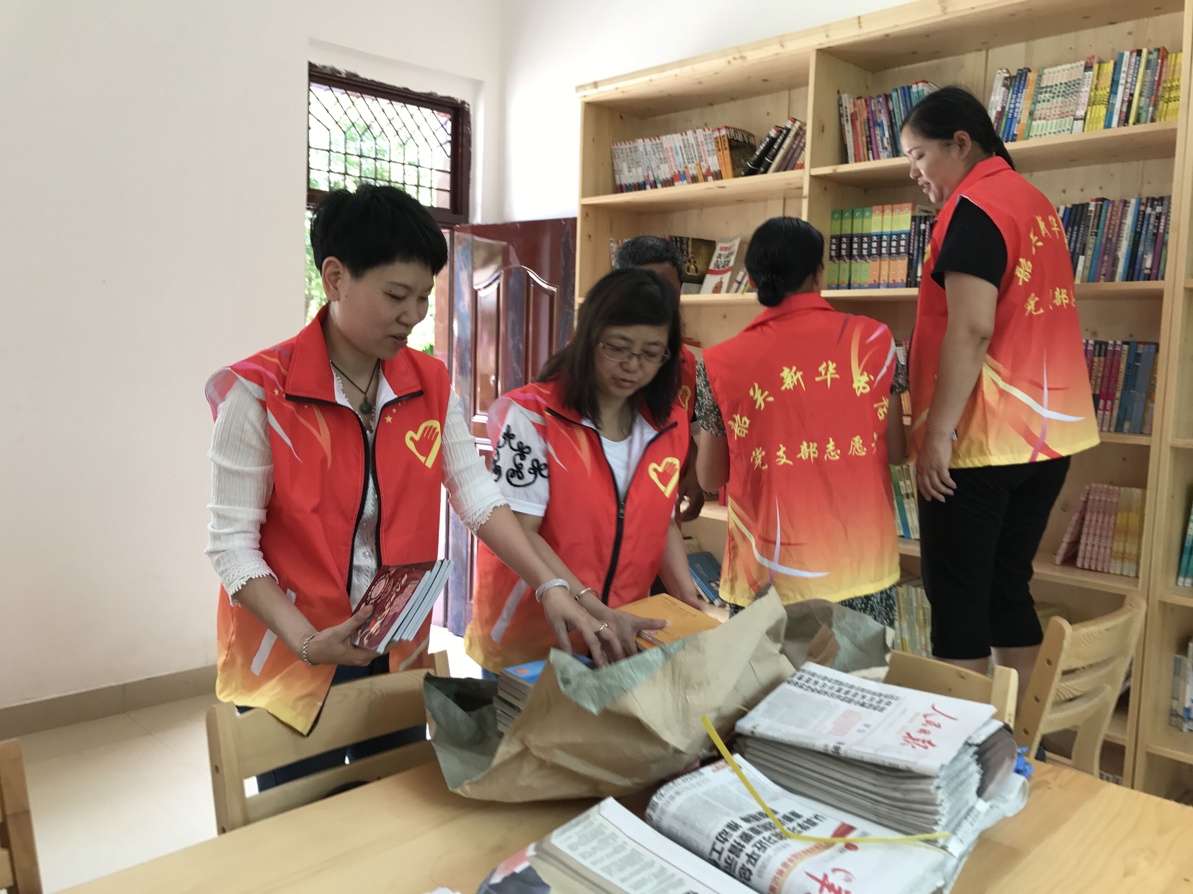 仁化長江鎮(zhèn)學堂垇村開展愛心圖書捐贈活動2.jpg