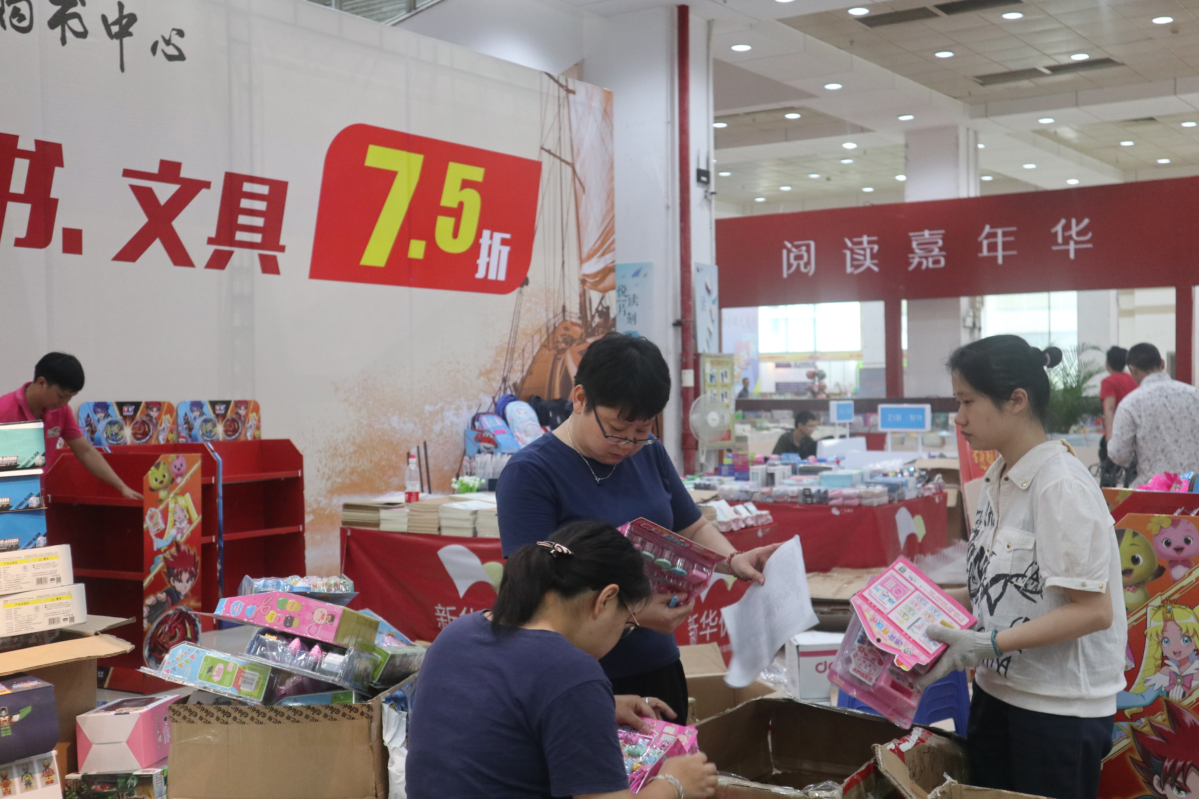 工作人員布展2.jpg