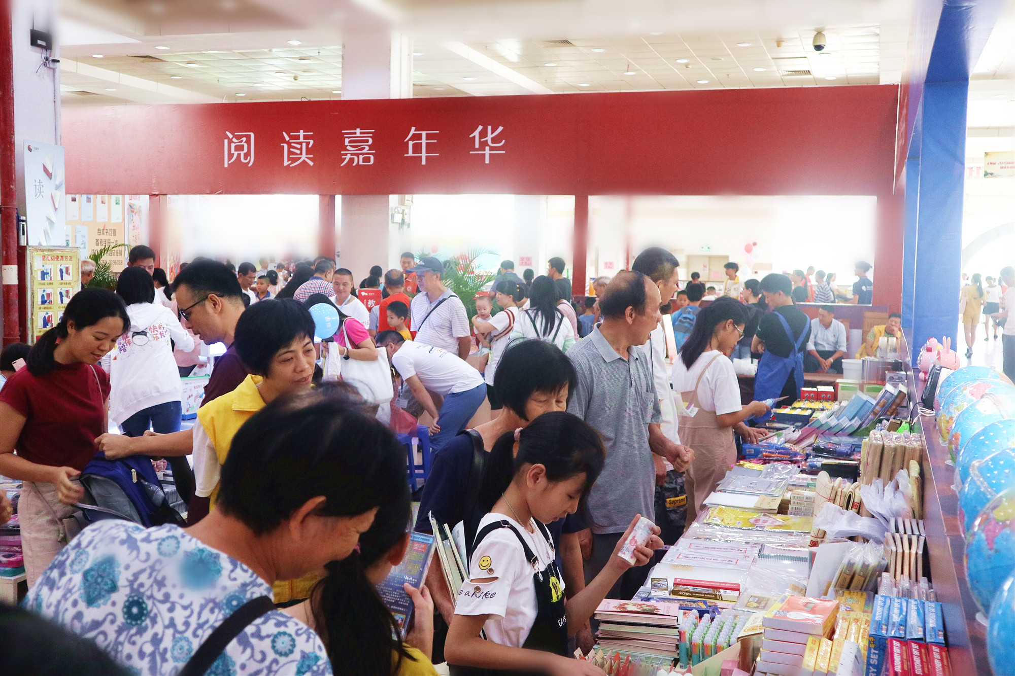 購(gòu)書中心書展現(xiàn)場(chǎng).jpg