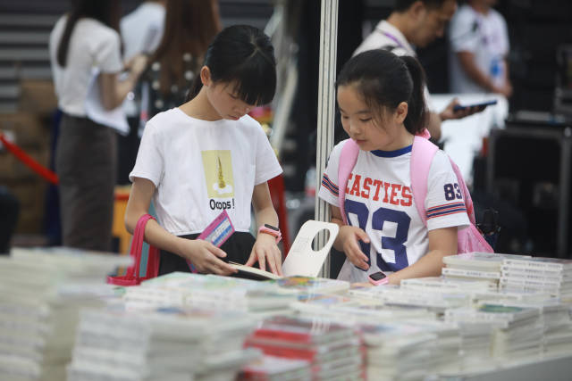 圖為讀者沉浸在閱讀時(shí)光中。南方日?qǐng)?bào)記者 朱洪波 攝