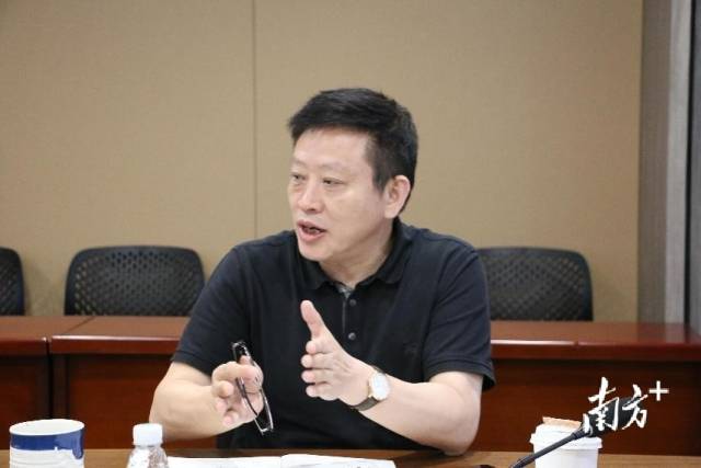 蔣鳴濤與青年代表座談。