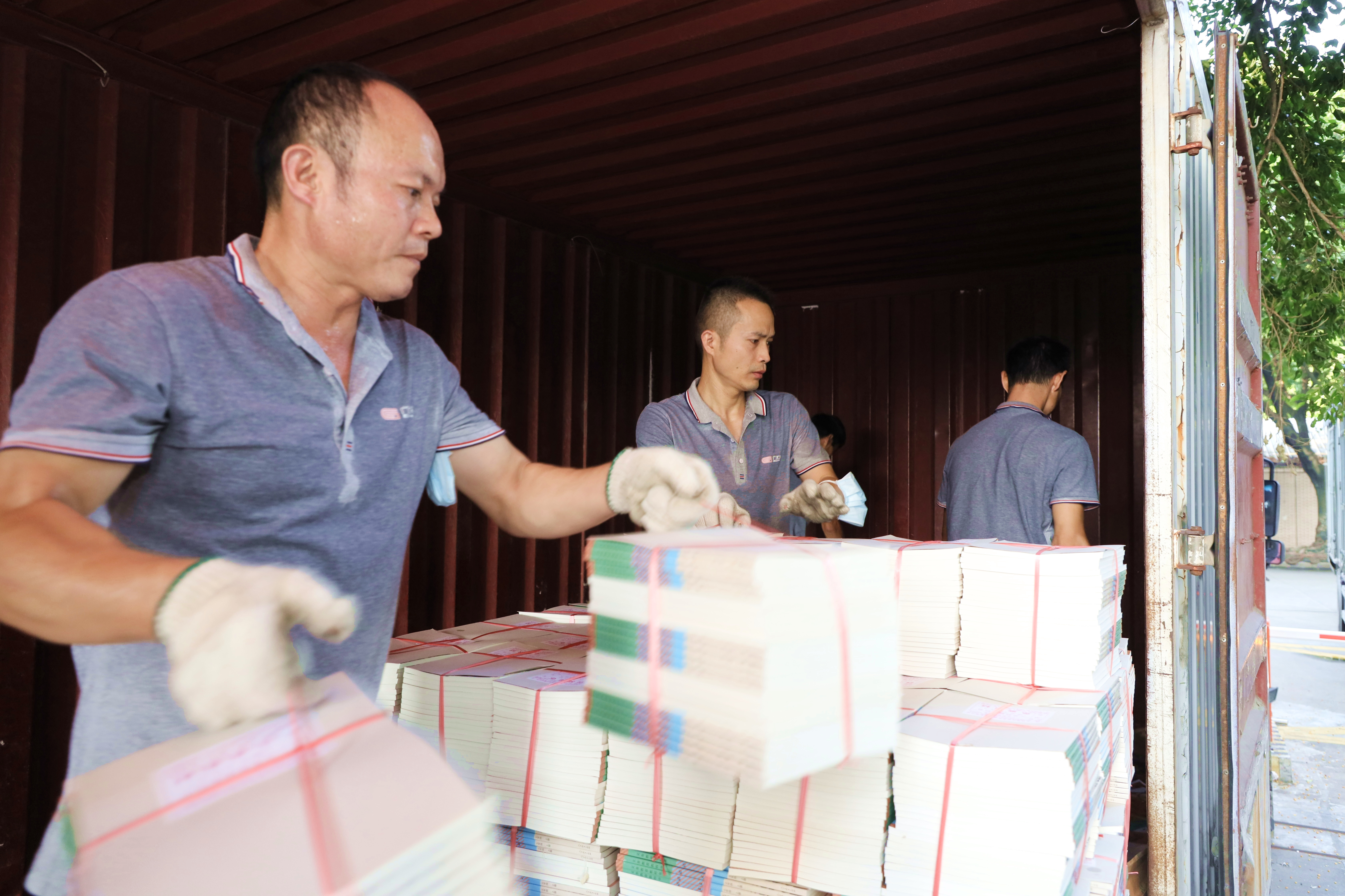 3.收貨：物流員工卸貨工作.jpg