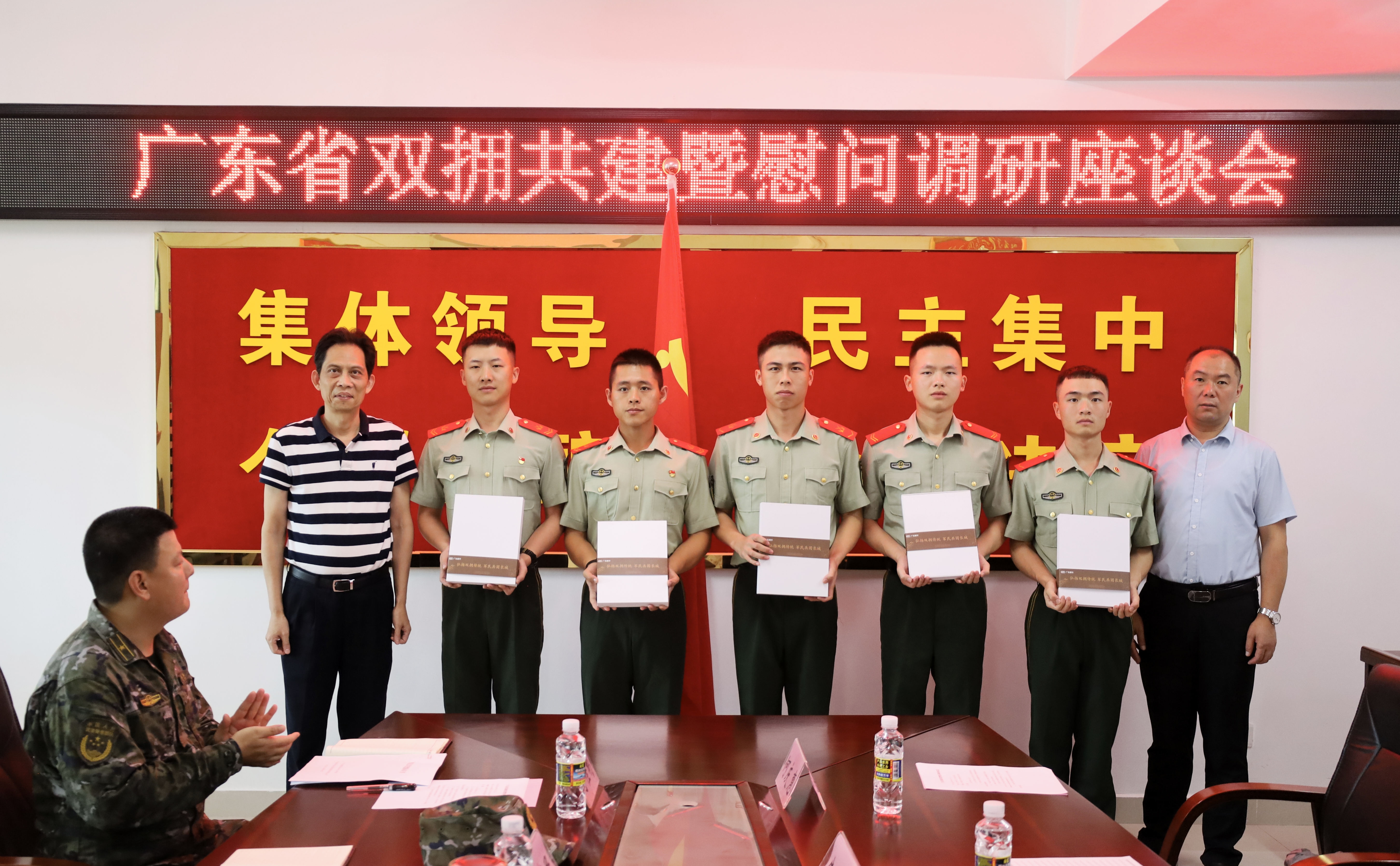 發(fā)行集團為駐島官兵捐贈物資.jpg