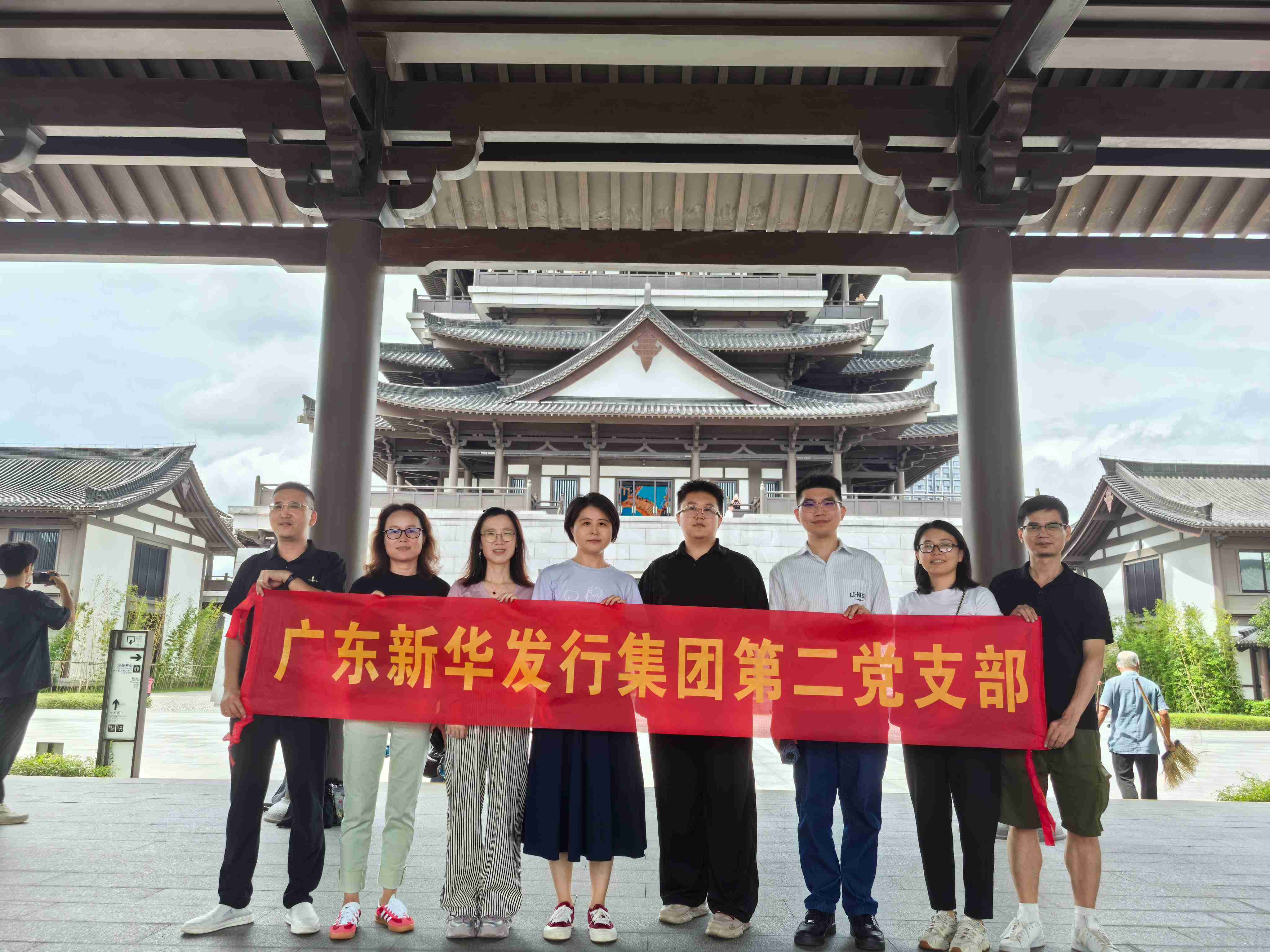 附件1：集團(tuán)第二黨支部參觀廣州市文化館.jpg