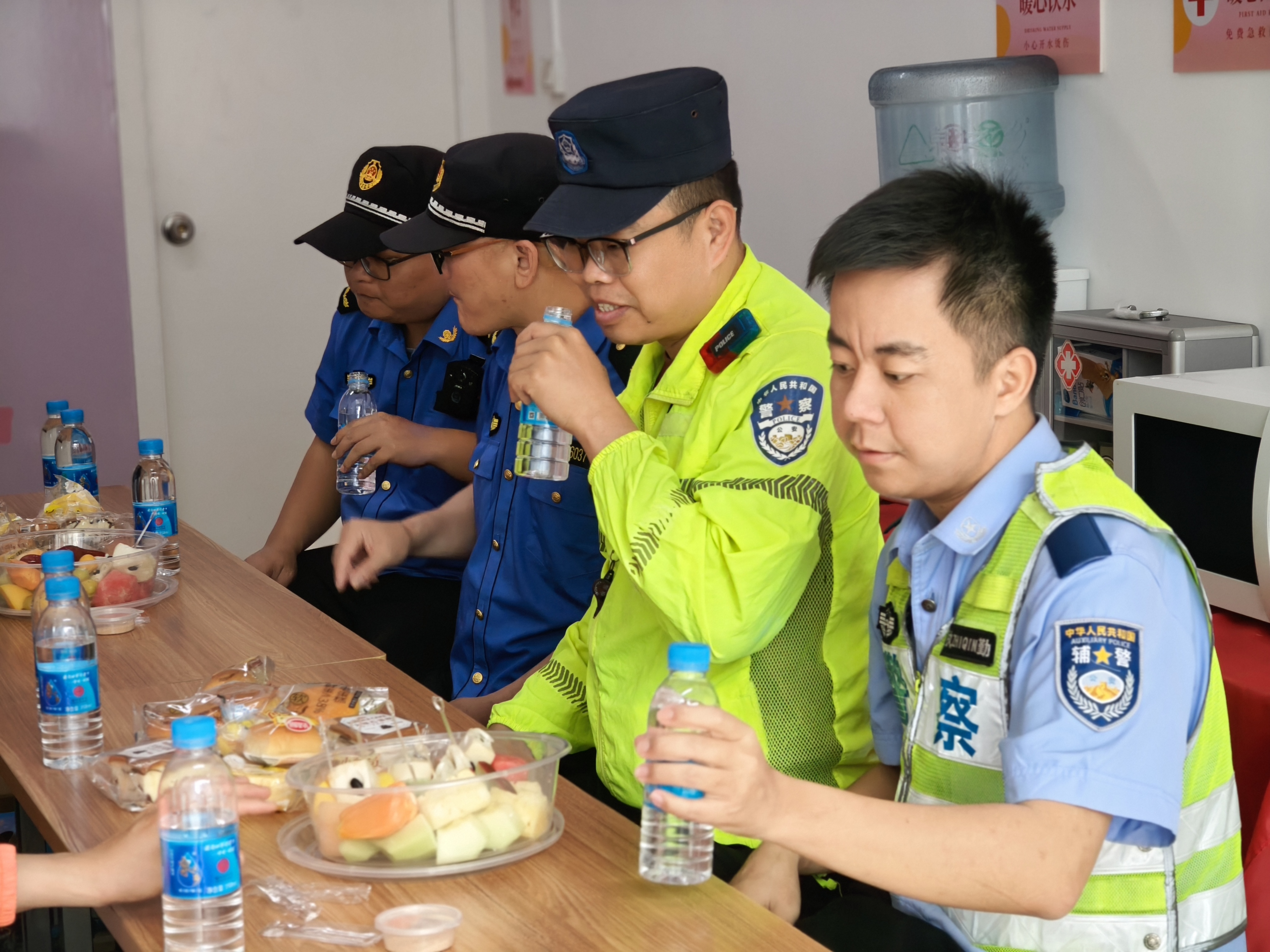 交警參與新華書店大埔城北路店工會(huì)驛站舉辦的五一免費(fèi)餐食活動(dòng).jpg